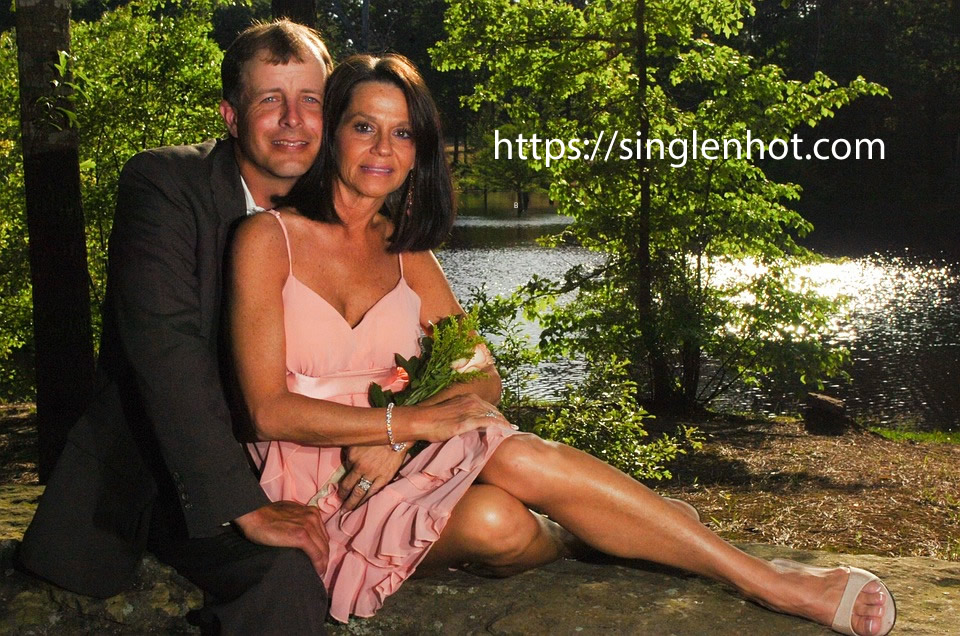 Best Online Dating Sites for Over 40 (or 50, or Seniors)